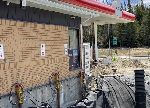 Station-service en construction avec des panneaux d'interdiction.